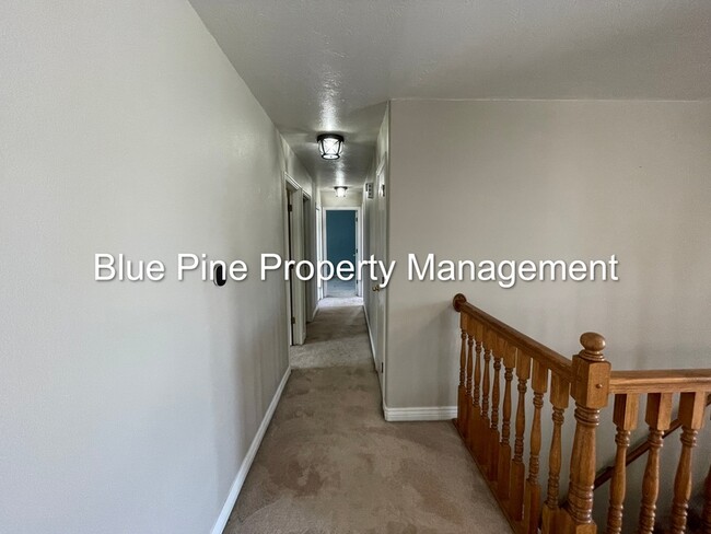 Building Photo - 810 Tennis Ct Dr