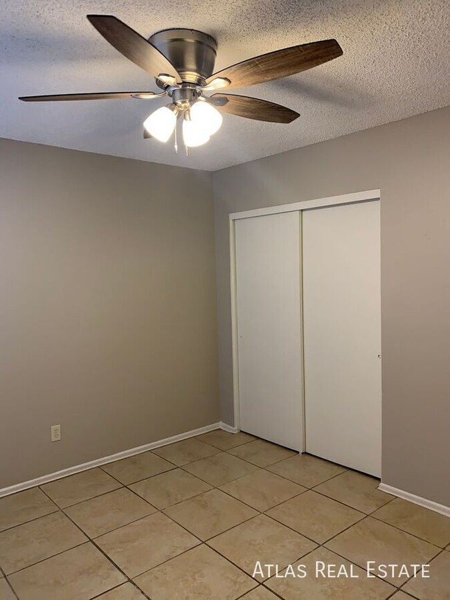 Building Photo - 2 WEEKS FREE _ 2 Bedroom 1 bath- Ready for...