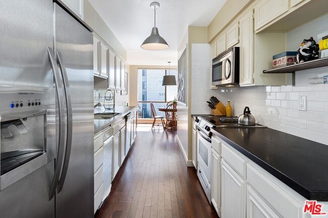 Building Photo - 1340 S Beverly Glen Blvd