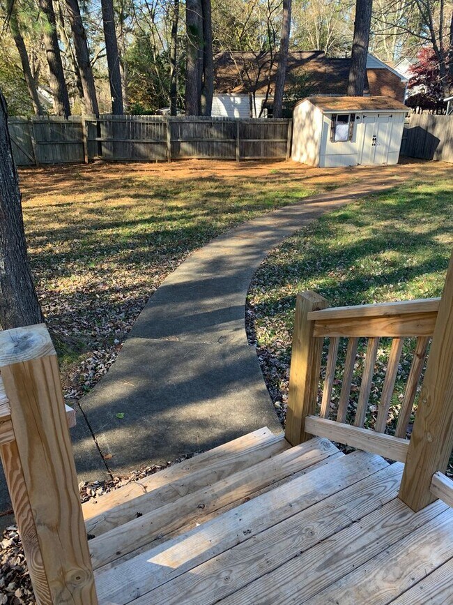 Building Photo - Updated 3 Bedroom Located Off Jefferson Rd - Lawncare Included!