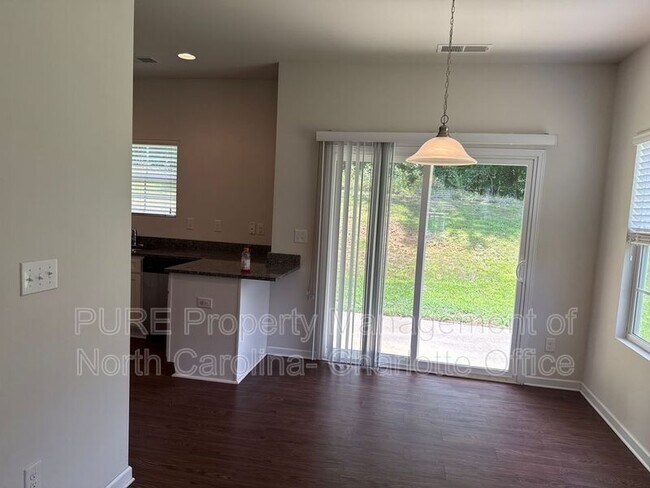 Building Photo - 613 Oak Forest Lane