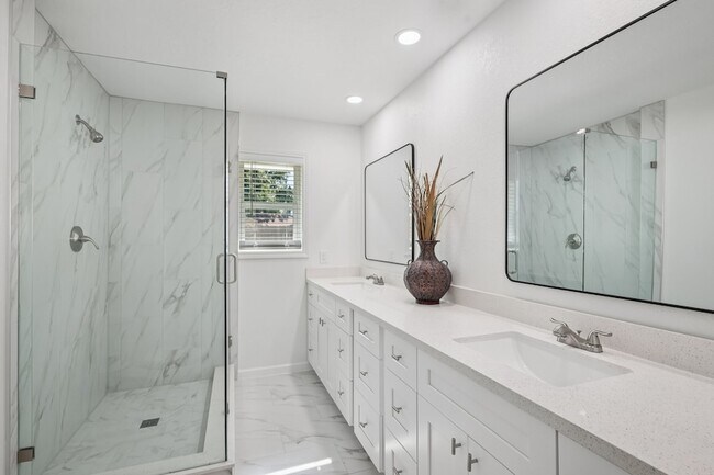 Building Photo - 15322 Torry Pines Rd