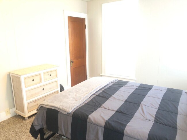 Building Photo - Very well decorated and furnished 4 BR house near IWU. Ideal for students with 2 kitchens