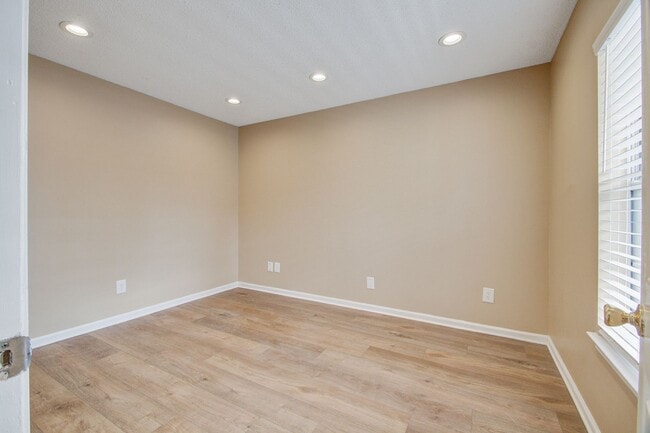 Building Photo - Modern Comfort Meets Charleston Charm