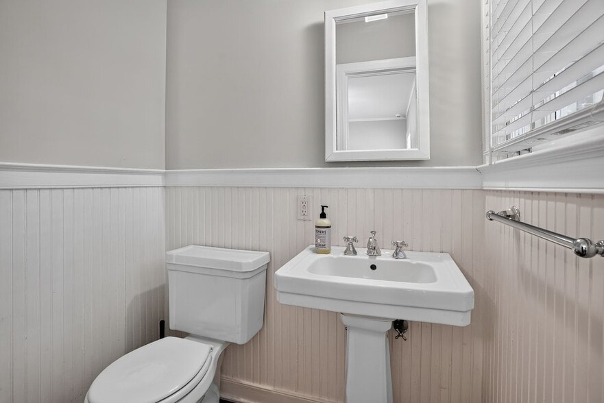 Building Photo - 807 Cardova Dr NE