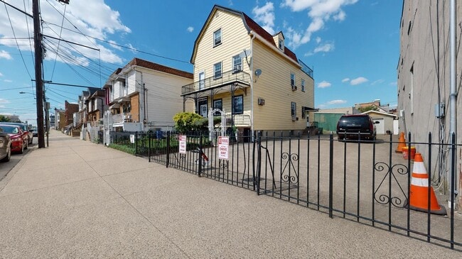 Building Photo - 132 Linden Ave