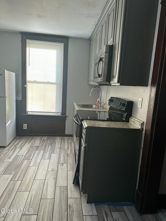 Building Photo - 312 5th Ave