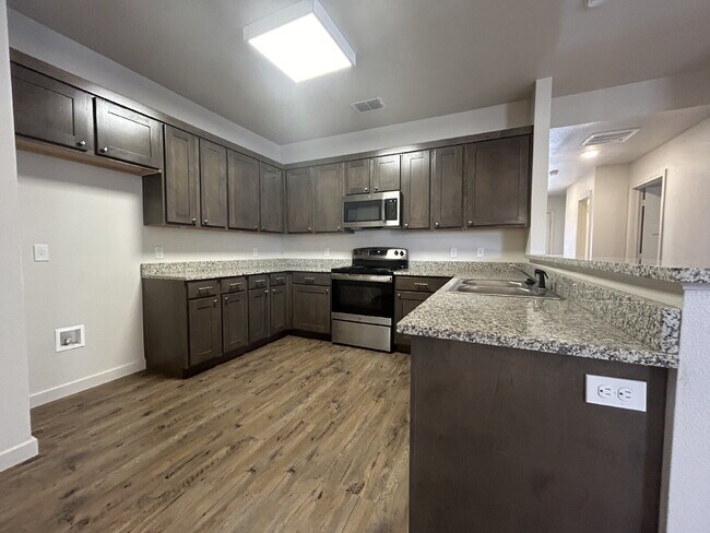 Building Photo - Beautiful Duplex Close to New Local Amenities