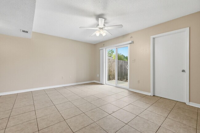 Building Photo - 1807 Whispering Oaks Ln
