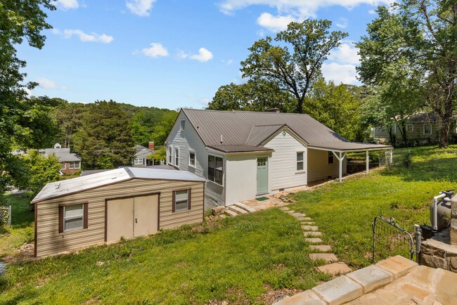 Building Photo - Beautifully Renovated 3 Bedroom 2.5 Bath H...