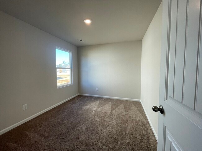 Building Photo - beautiful home with 3 bedrooms