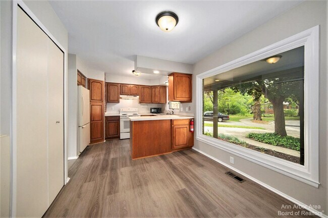 Building Photo - 2923 Burlington Ct