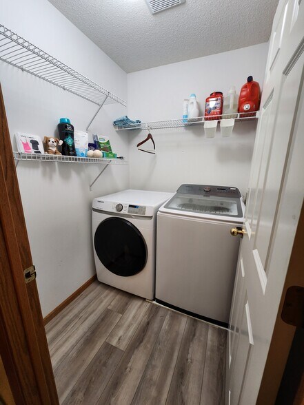 spacious laundry room - 862 Princeton Ave