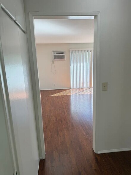 Building Photo - 14551 Vose St