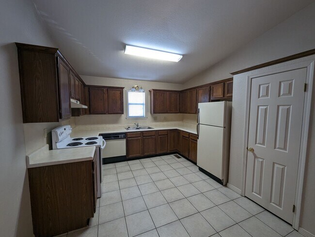Building Photo - • 2 Bed • 2 Bath • Overlooking the White R...