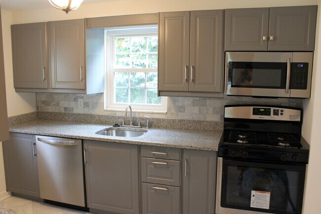 Building Photo - 272 Barclay Ave