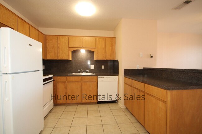 Building Photo - 2 Bedroom Townhome Ready For You!