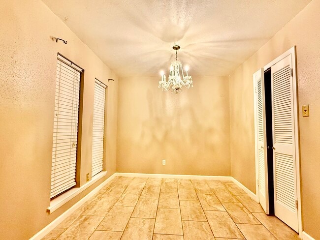 Building Photo - 9610 Crail Dr