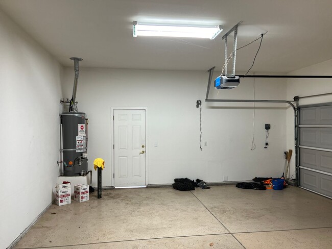 Building Photo - 4-bedroom single story located in Sylvan S...