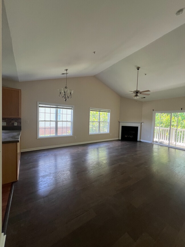 Building Photo - Room in Condo on Claret Ln