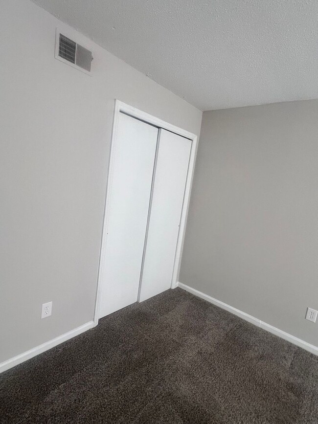 Building Photo - 1 bedroom/ 1 bathroom condo for ONLY $1150...