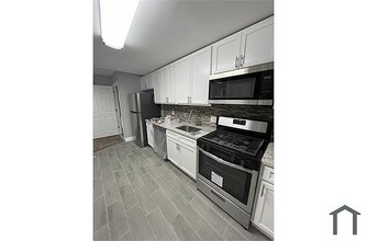 Building Photo - 5 Bedrooms 2 Bathrooms