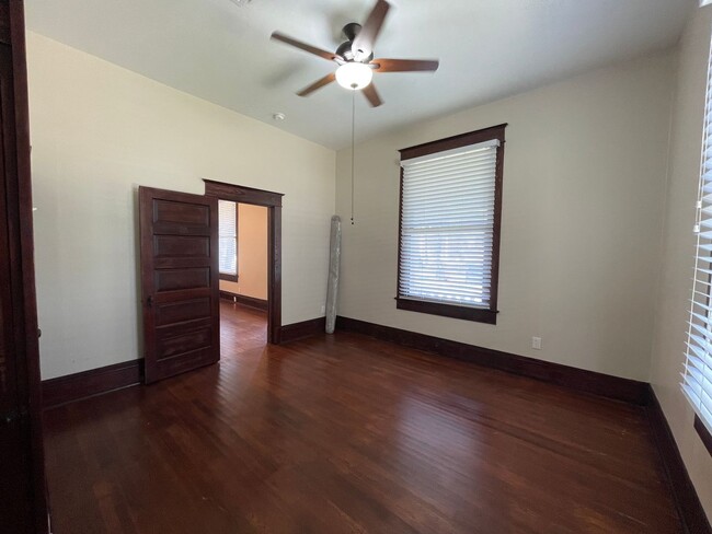 Building Photo - Great 4X2 Home Close to UT Campus