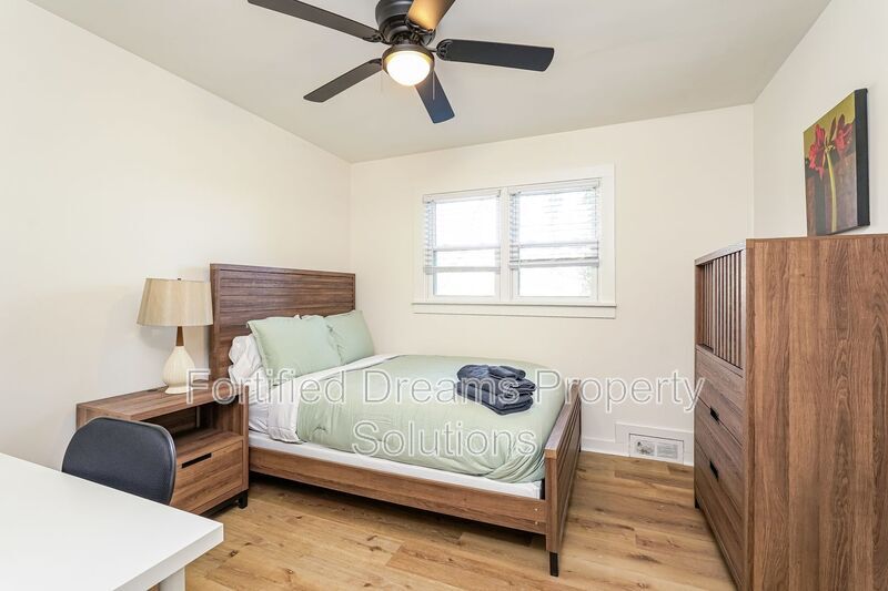 Building Photo - 2422 Queen St