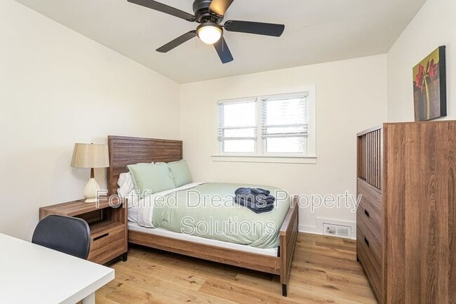 Building Photo - 2422 Queen St