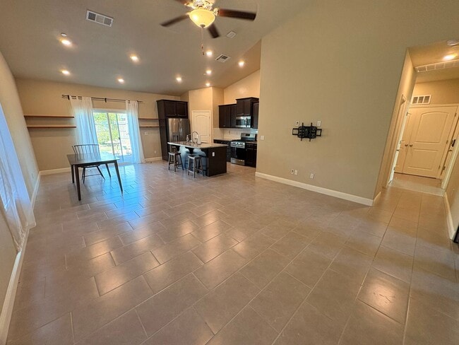 Building Photo - 3 bedroom, 2 bathroom home for rent in Southeast Visalia