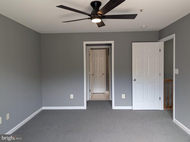 Building Photo - 1891 Crescent Park Dr