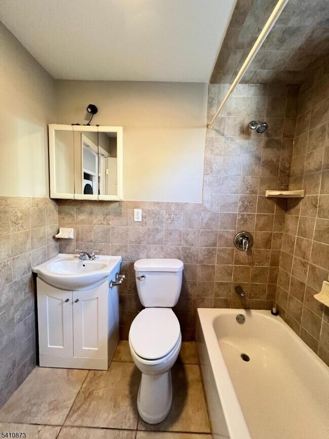 Building Photo - 485 E 27th St