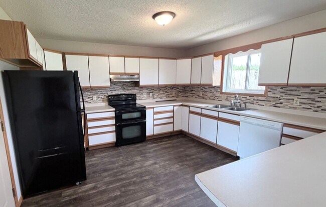 Building Photo - 3 Bedroom Duplex
