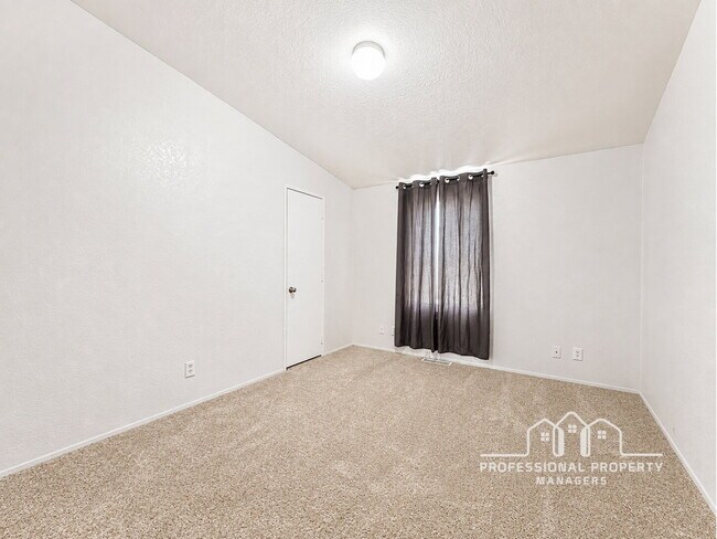 Building Photo - 3-bedroom, 2-bathroom home in West Wellton