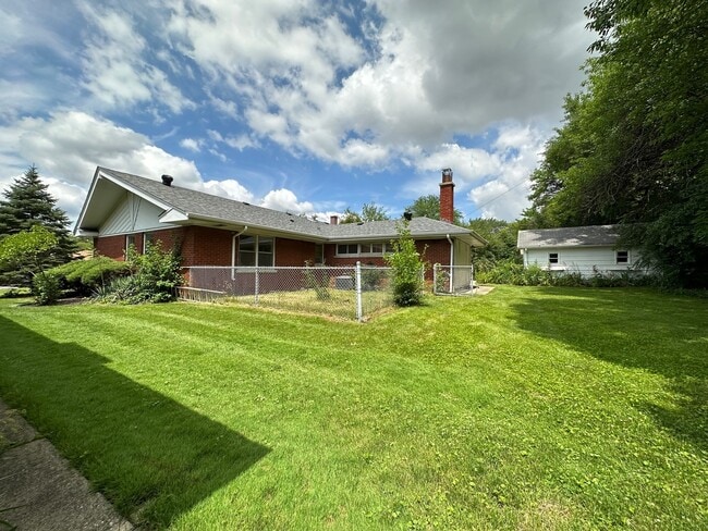 Building Photo - 843 Verne Ln