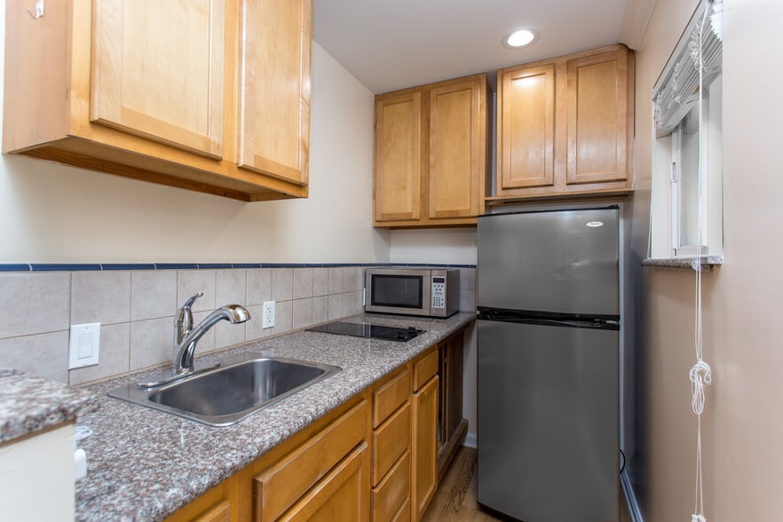 Building Photo - 2135 S Cloverdale Ave