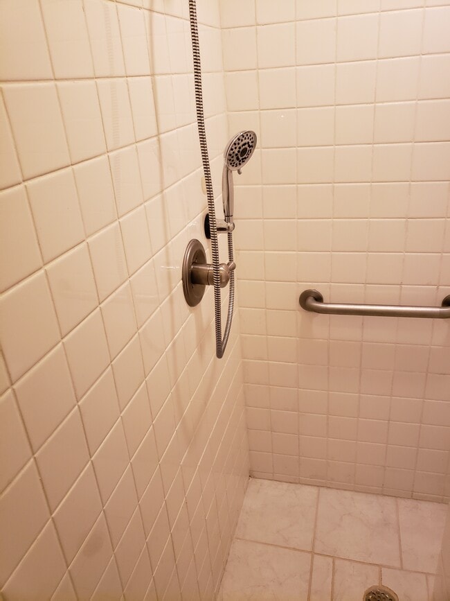 Building Photo - 633 Russell Ave