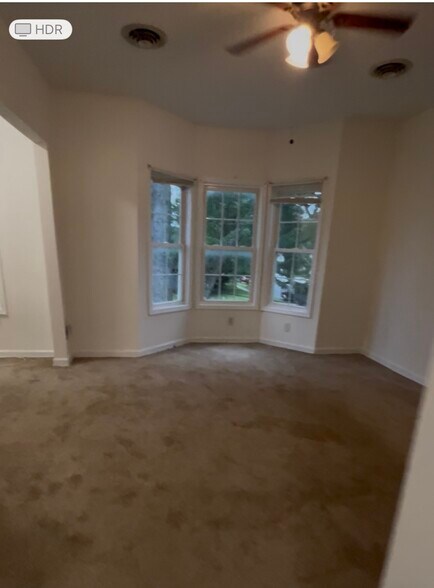 Building Photo - 23 Bonheim St