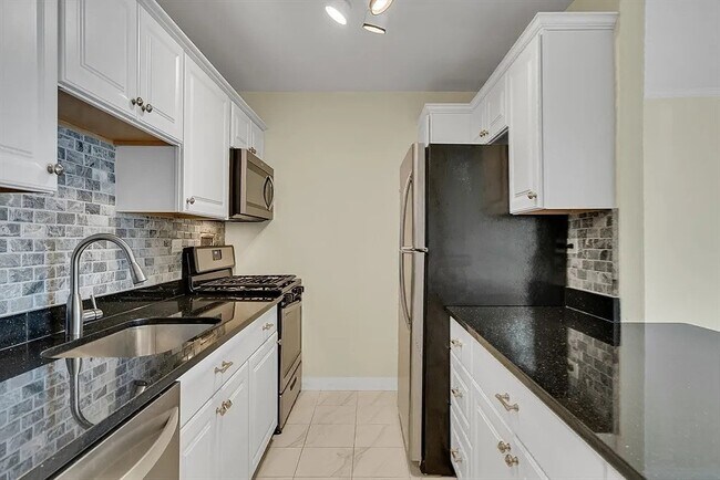 Building Photo - 8 Whittier Pl