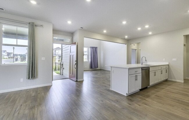 Building Photo - Discover the Charm of This Elegant North P...