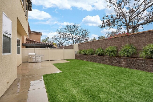 Building Photo - Beautiful executive home in the Eastlake-C...