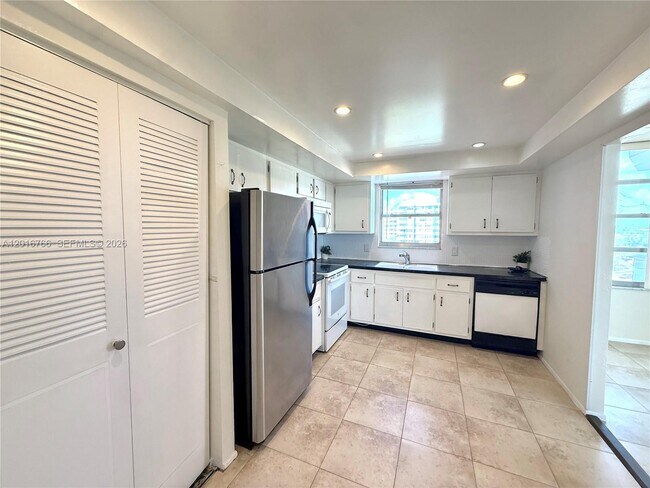 Building Photo - 1351 NE Miami Gardens Dr