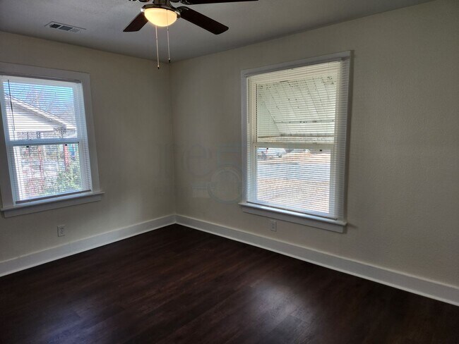 Building Photo - *Availabe Soon* Completely Remodeled Home!