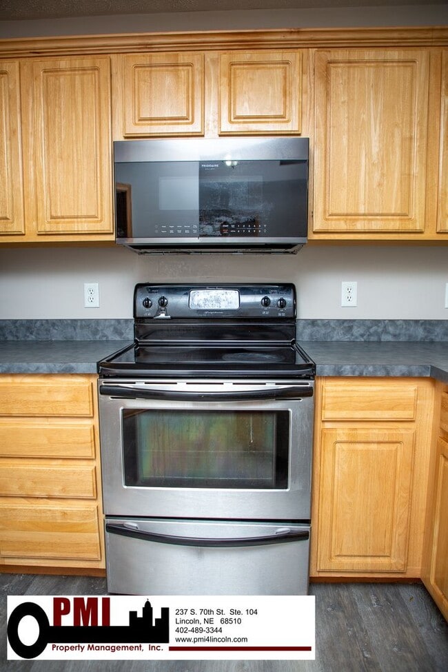 Building Photo - 3 Bedroom and 3 Bathroom Duplex. Available...