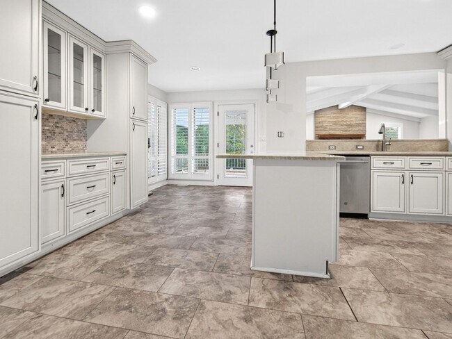 Building Photo - 800 Ridgemoor Dr