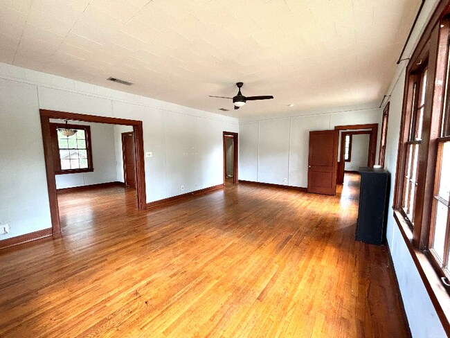 Building Photo - 800 N Mound St