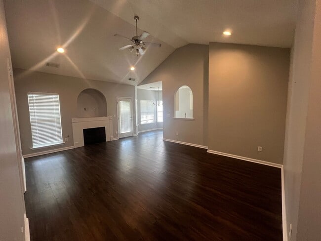 Building Photo - 3 bedroom 2 bathroom in Clear Creek Colony