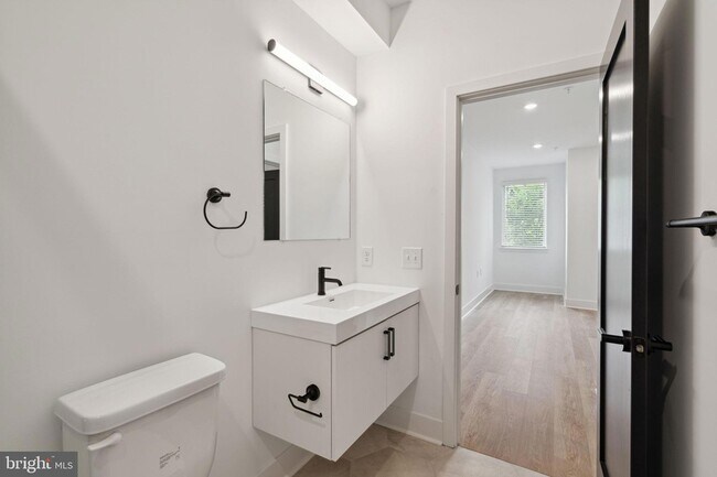 Building Photo - 1419 W Grange Ave