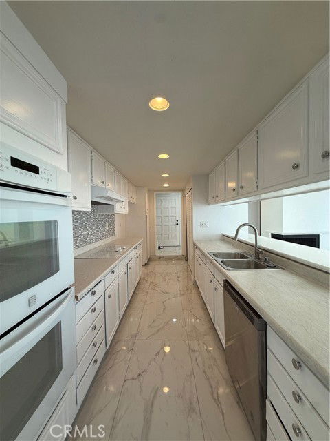 Building Photo - 575 Esplanade