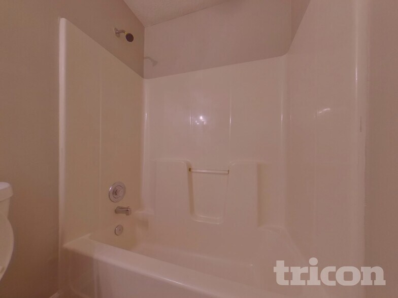 Building Photo - 158 Sweetwater Cir